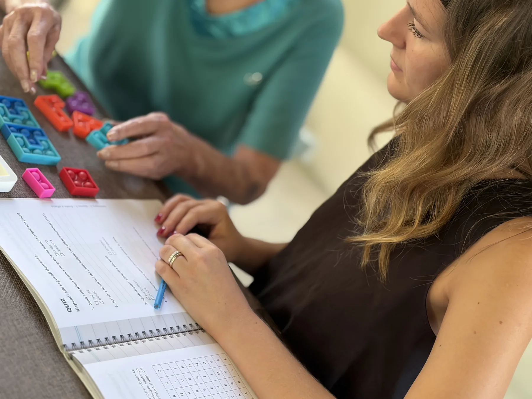Rachele Canavesi durante un’attività di stimolazione cognitiva con una persona anziana