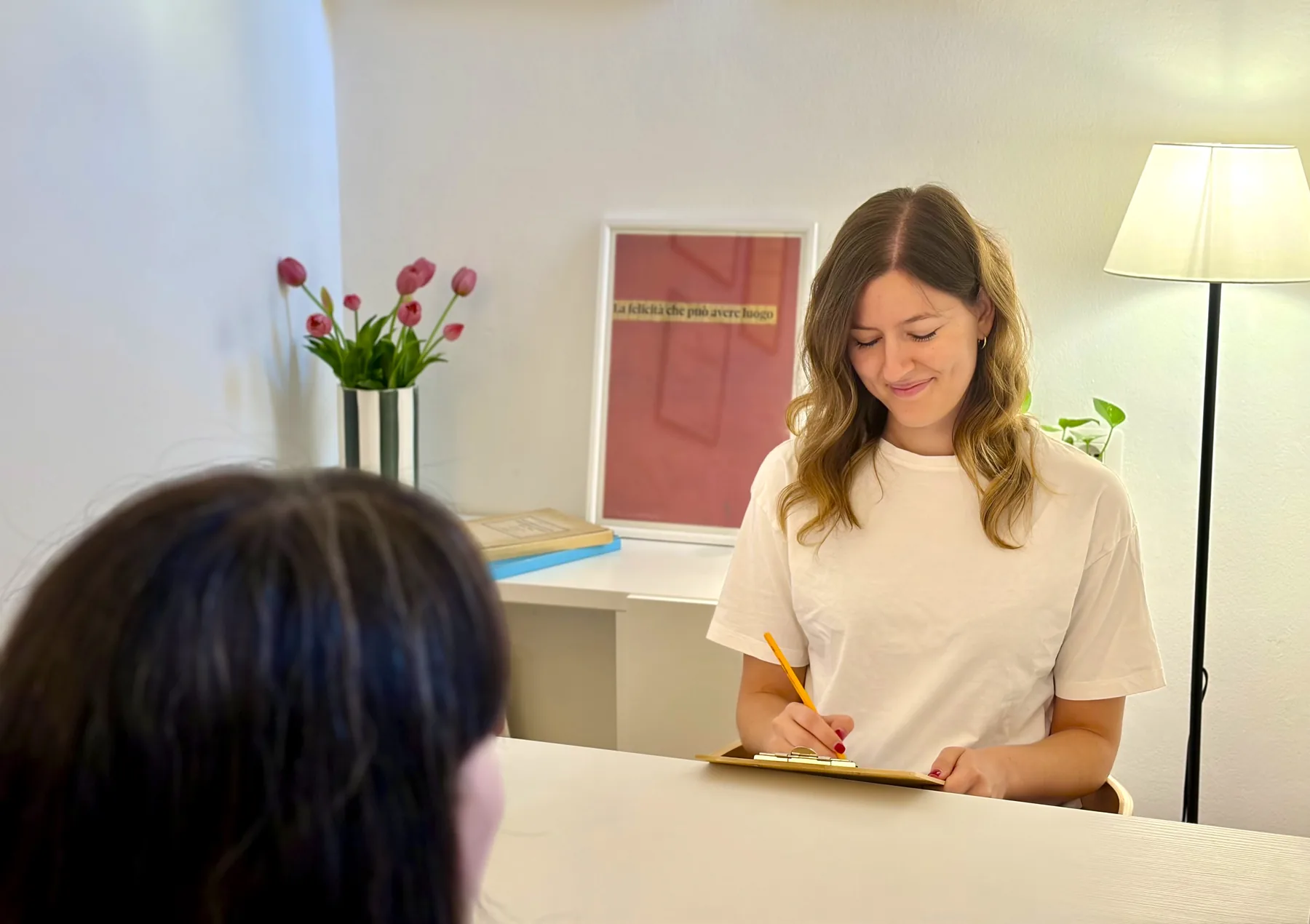 Rachele Canavesi durante un colloquio di supporto psicologico